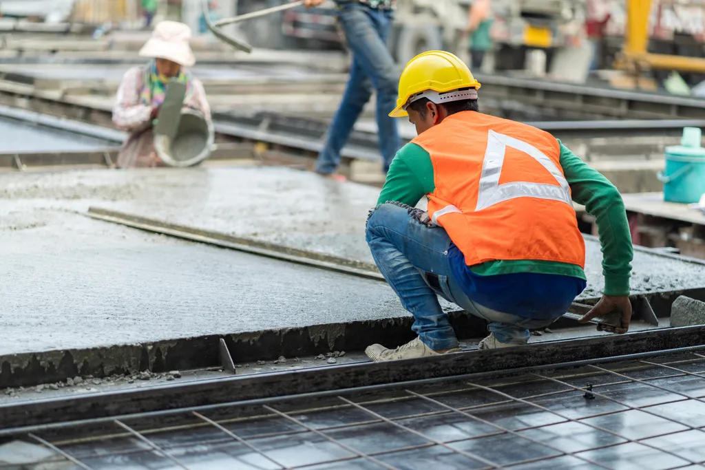 Male worker in a precast wall factory (Precast) is forming a wal - MAXPROTENSAO - Premoldados